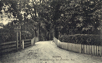 8860 Gezicht vanuit de Dorpsstraat op de brug over de Kromme Rijn te Bunnik uit het zuiden.
